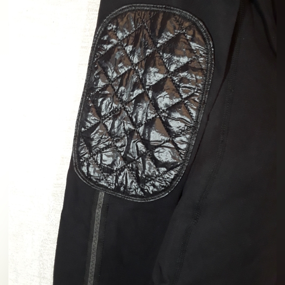 Lululemon black long sleeve top quilted shoulders Sz 4 (Г2) - Picture 3 of 7